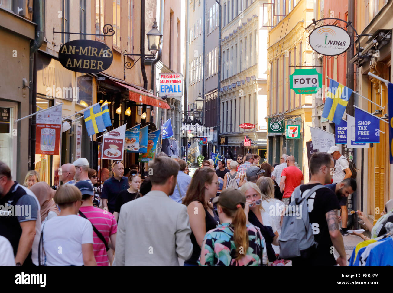 Stockholm, Schweden - 12. Juli 2018: Die Vasterlanggatan Straße in der Altstadt voll, ist ein beliebter Ort für Touristen zu besuchen. Stockfoto