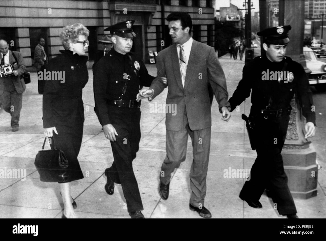 Shelley Winters, Anthony franciosa, begleitet von der Polizei nach einem mit Fotografen, Beverly Hills, Los Angeles, Kalifornien, 20. April 1957 Stockfoto