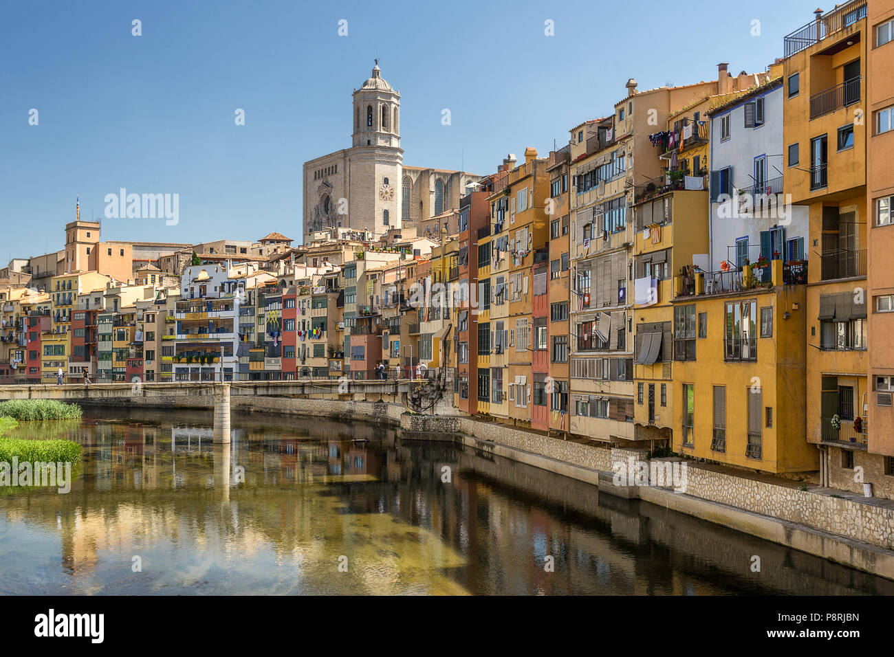 Auf der Suche des Onyar Fluss zum Jüdischen Viertel in Girona, Spanien Stockfoto