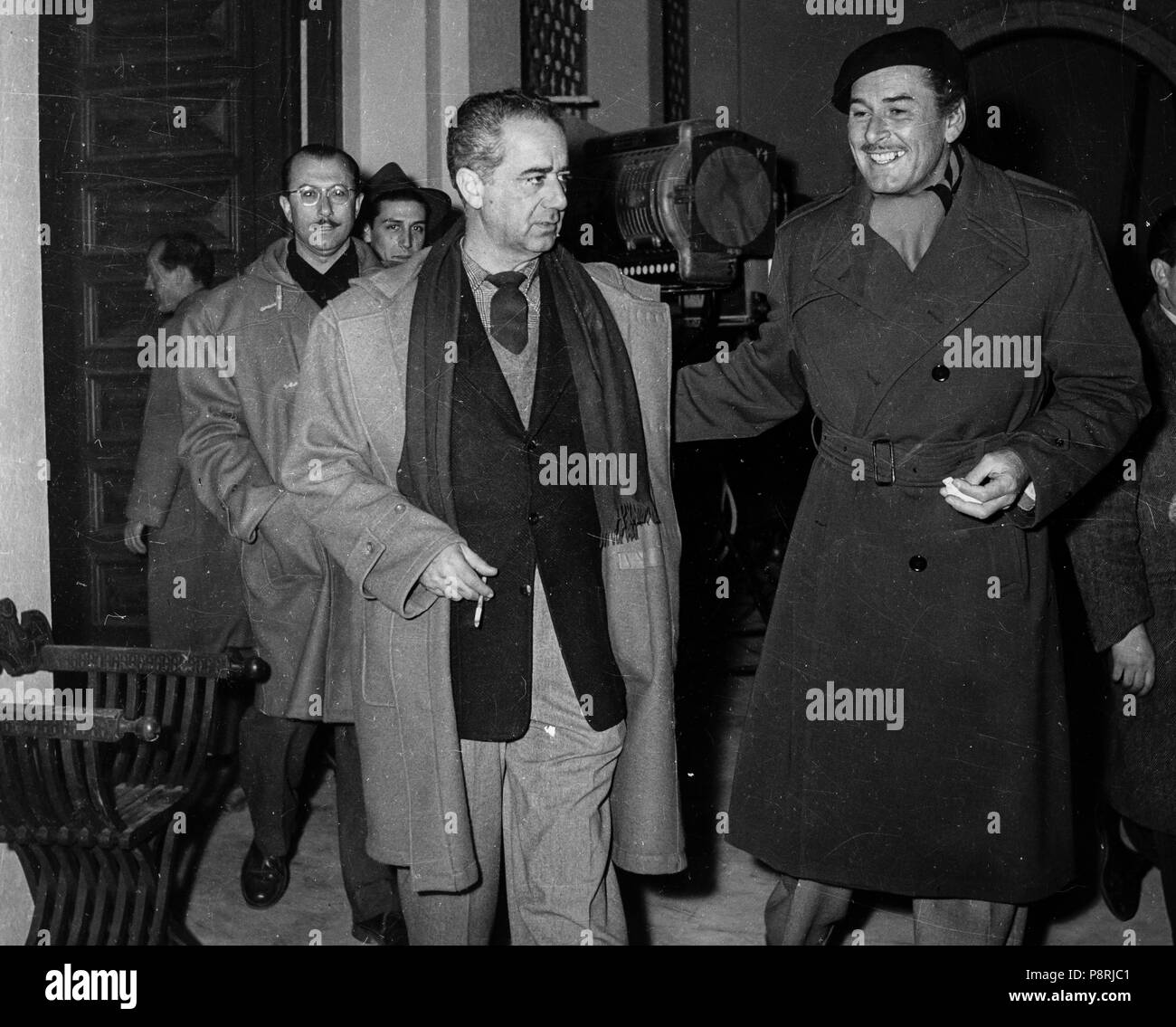Errol Flynn, Milton krims, am Set des Films gekreuzten Schwertern, 1953 Stockfoto