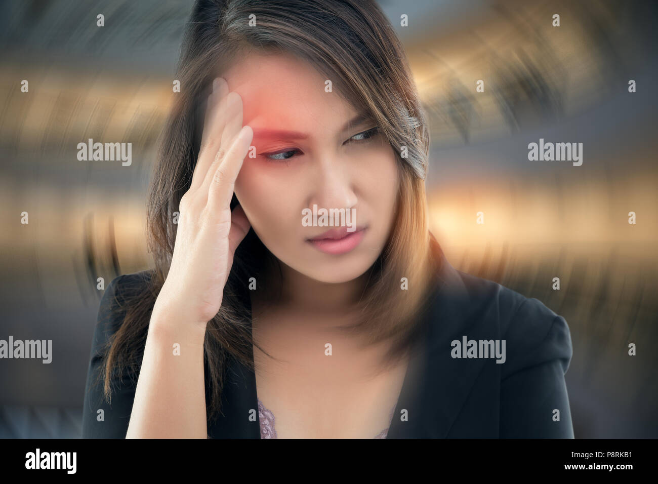 Die Frau hat Kopfschmerzen gegen grauen Hintergrund, gutartige Paroxysmal Positional Vertigo: BPLS, Konzept mit Krankheit und Gesundheit. Stockfoto