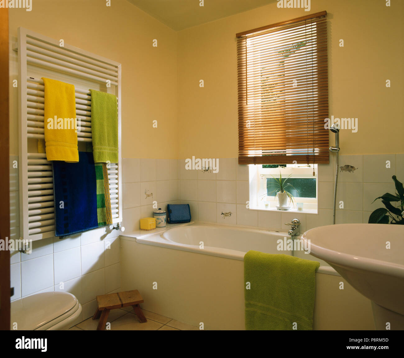 Holz Jalousie auf das obige Fenster Badewanne im Stadthaus Bad mit einem an  der Wand montierten Kühler Stockfotografie - Alamy