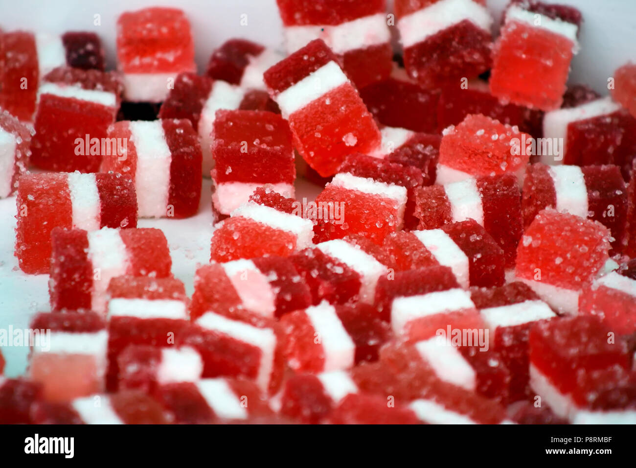 Bunte Jelly Beans für das Kauen auf einem weißen Hintergrund bereit, Nahaufnahme. Mischung aus Kinder Süßigkeiten einschließlich Gummibärchen, Dolly, Gemische, Gummibärchen Stockfoto