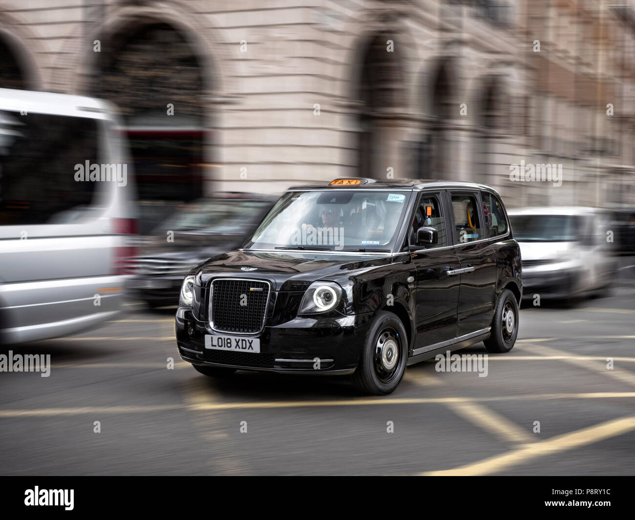 LEVC TX Elektrische London Taxi fahren in Central London, Großbritannien Stockfoto