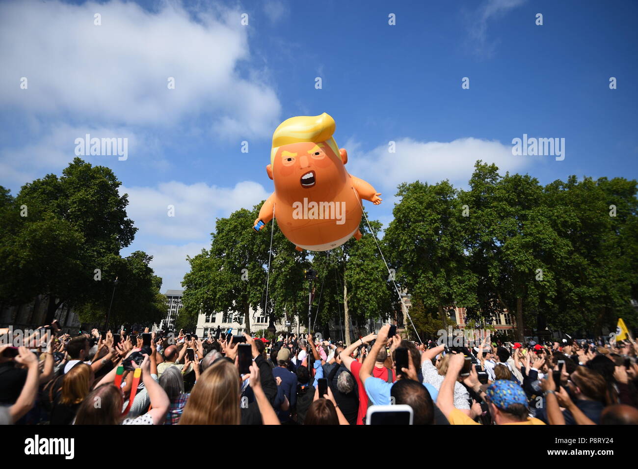 Einen "Baby Trump' Ballon steigt nach im Londoner Parlament Platz aufgeblasen wird, als Teil der Proteste gegen den Besuch von US-Präsident Donald Trump nach Großbritannien. Stockfoto