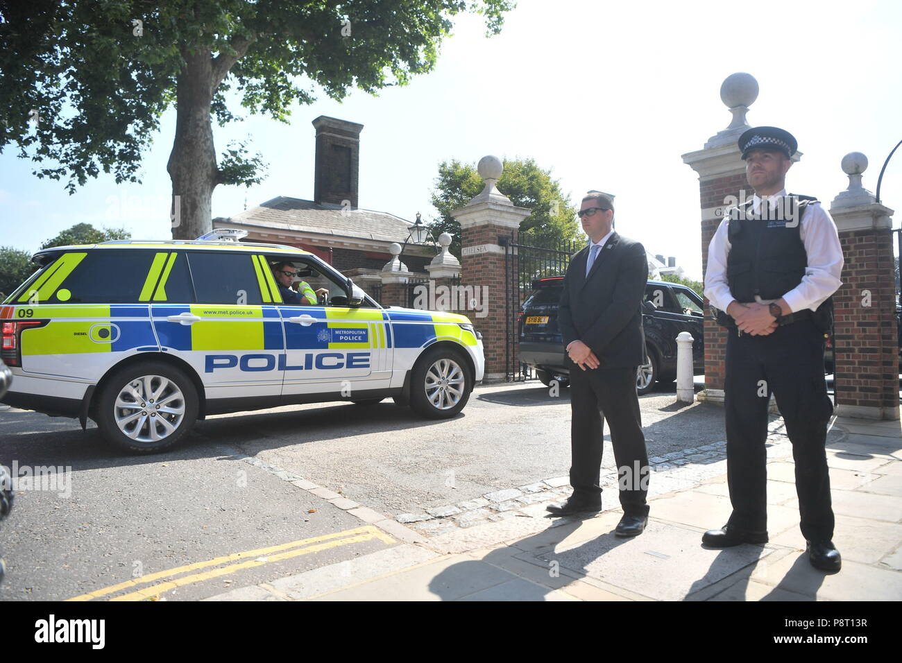 Ein Konvoi von Fahrzeugen durch die Tore am Royal Hospital, Chelsea, London als First Lady der USA Melania Trump besucht das Krankenhaus. Stockfoto