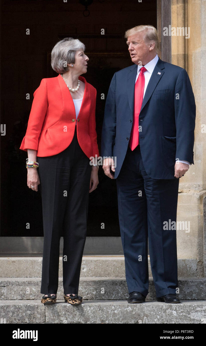 Premierminister Theresa May begrüßt uns Präsident Donald Trump vor der Haustür in Chequers, nachdem er für Gespräche, die auf ihr Land Residence in Buckinghamshire angekommen. Stockfoto