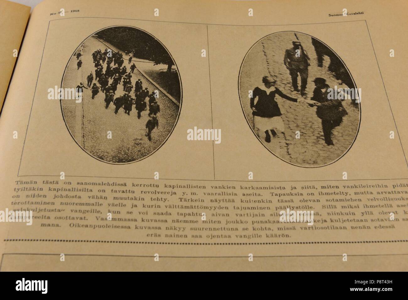 Suomen Kuvalehti Magazin, Ausgabe 35, 1918, zeigt, wie eine Frau gibt ein Paket an Gefangene der Bürgerkrieg unter der Nase der Patrouille. Wie kann dies geschehen? Stockfoto