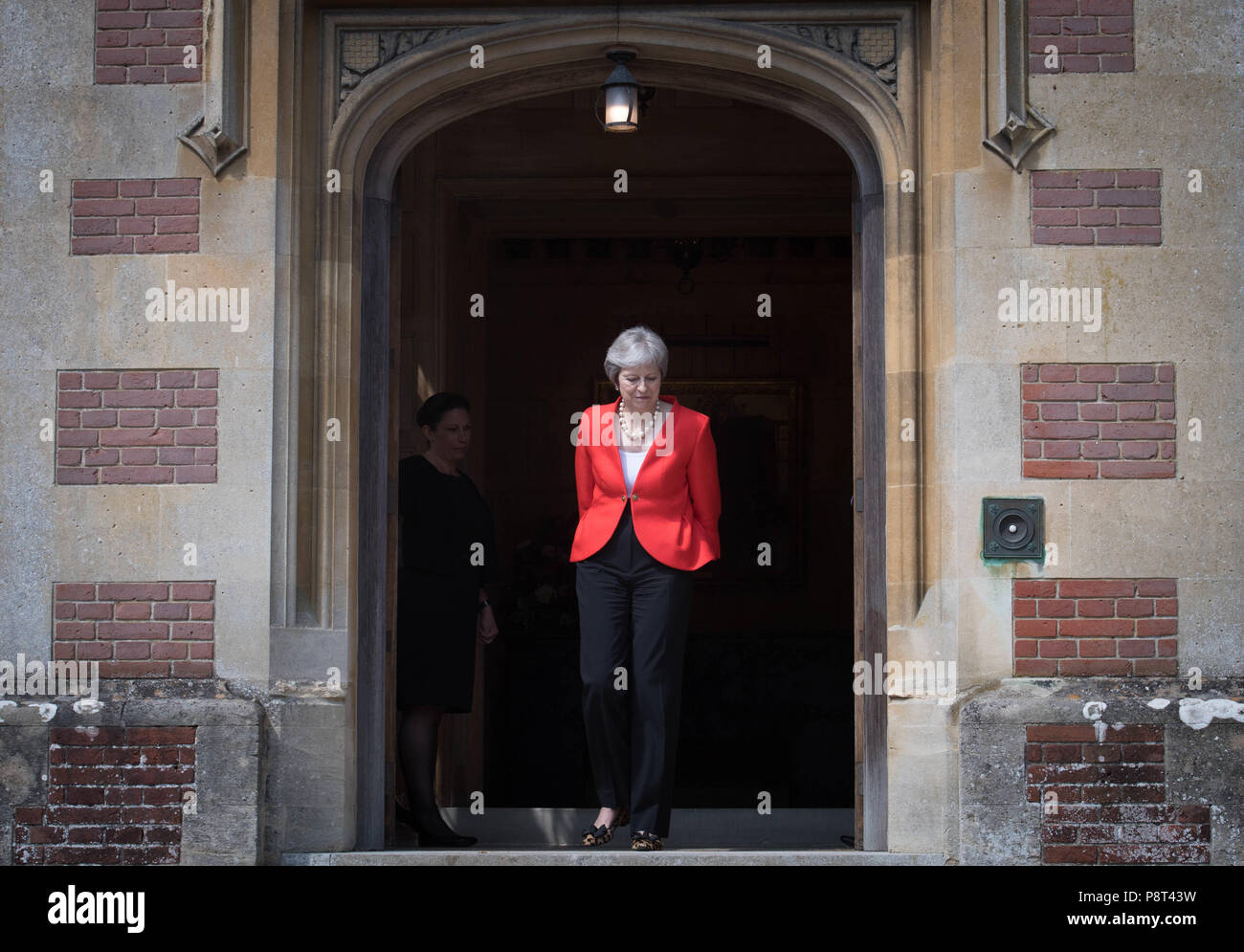 Premierminister Theresa May aus US-Präsident Donald Trump vor der Haustür in Chequers zu grüßen, nach seiner Ankunft für Gespräche, die auf ihr Land Wohnsitz in Buckinghamshire. Stockfoto