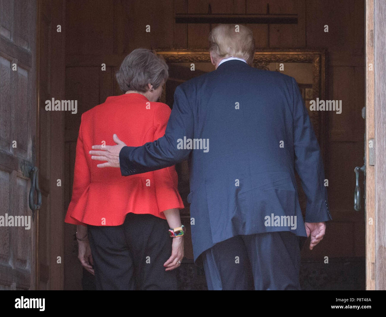 Premierminister Theresa May und US-Präsident Donald Trump gehen Sie durch die Türen mit Karomuster, nachdem er für Gespräche, die auf ihr Land Residence in Buckinghamshire angekommen. Stockfoto