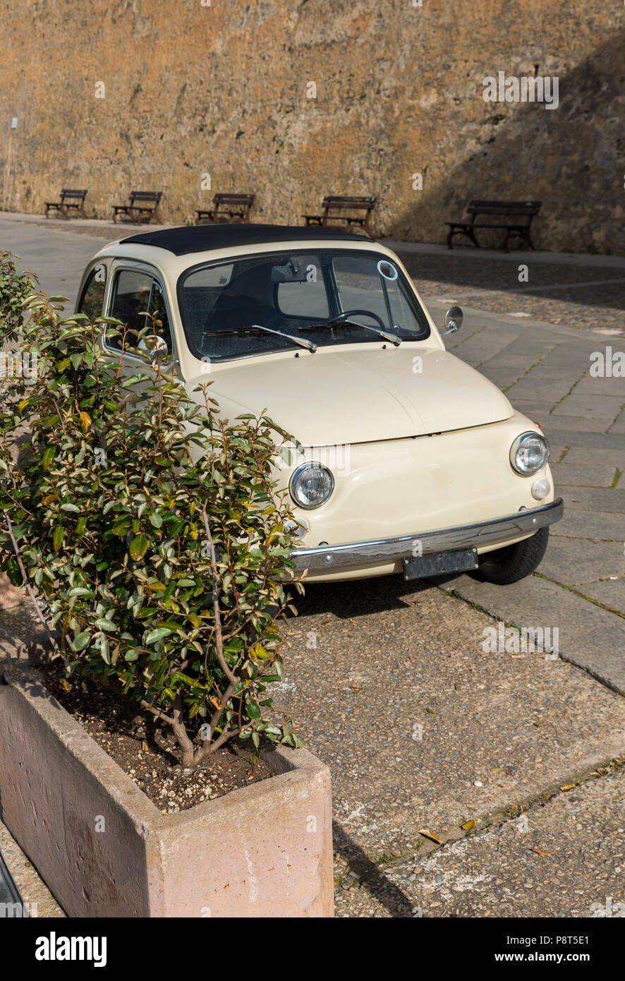 Schönes, altes weißes Auto in den Straßen von alghereo auf der italienischen Insel Sardinien geparkt Stockfoto