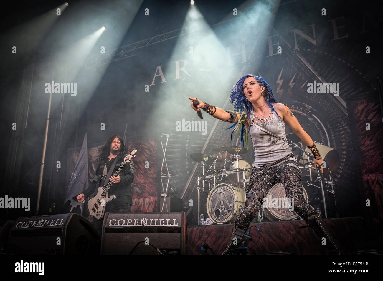 Schwedische metal band 'Arch Enemy' auf der Bühne des 2014 Copenhell Metal Festival in Kopenhagen, Dänemark. In der Vorderen Sänger Alissa White-Gluz. Stockfoto