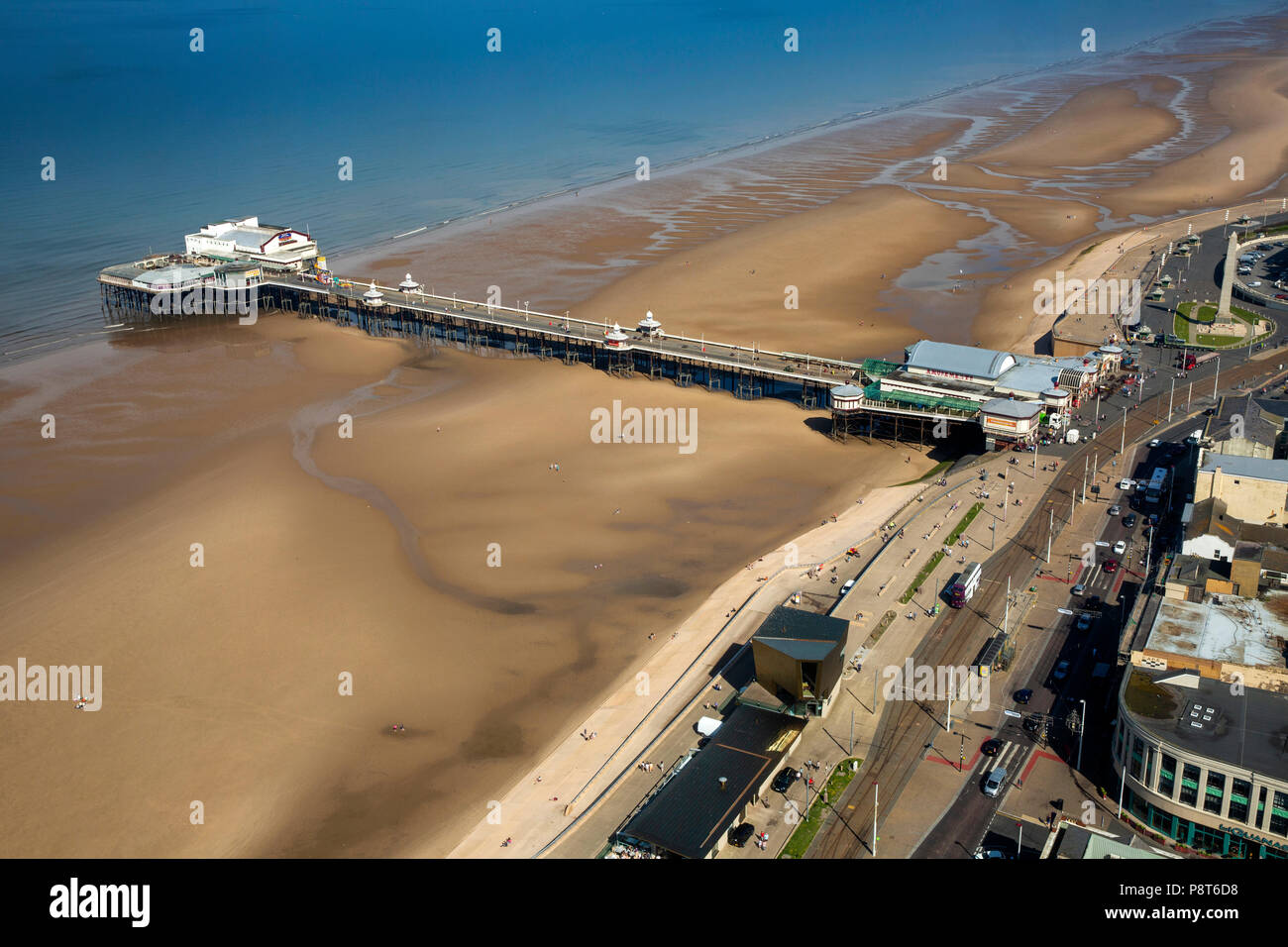 Großbritannien, England, Lancashire, Blackpool, Promenade, Erhöhte Ansicht North Pier und Strand von oben am Blackpool Tower Stockfoto