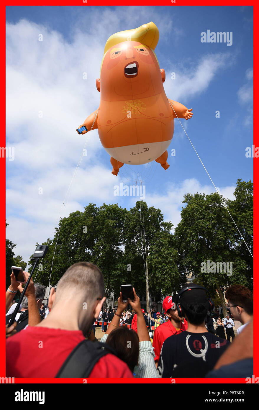 PABest ein Baby Trump' Ballon steigt nach im Londoner Parlament Platz aufgeblasen wird, als Teil der Proteste gegen den Besuch von US-Präsident Donald Trump nach Großbritannien. Stockfoto