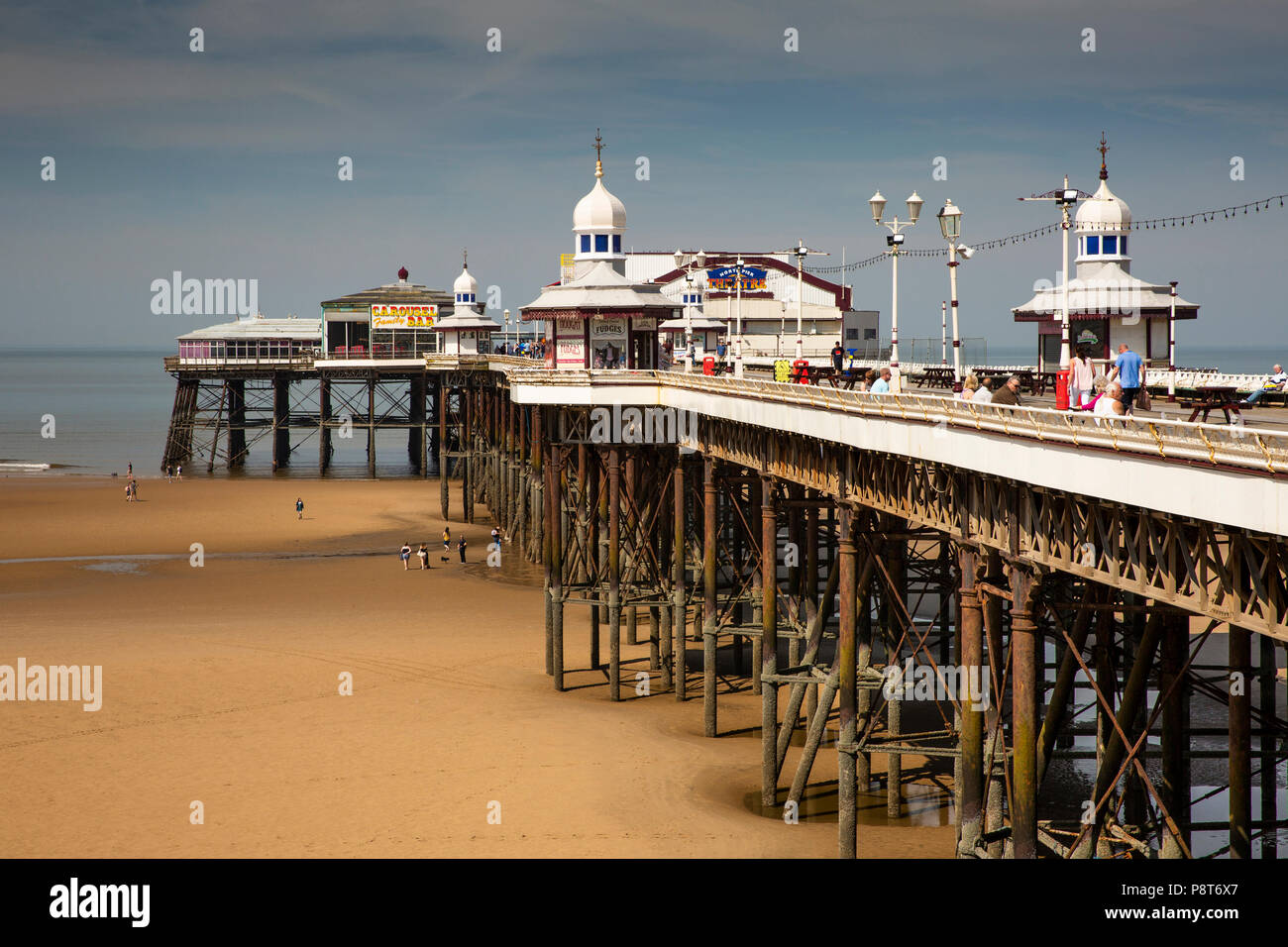 Großbritannien, England, Lancashire, Blackpool North Pier von der Promenade Stockfoto