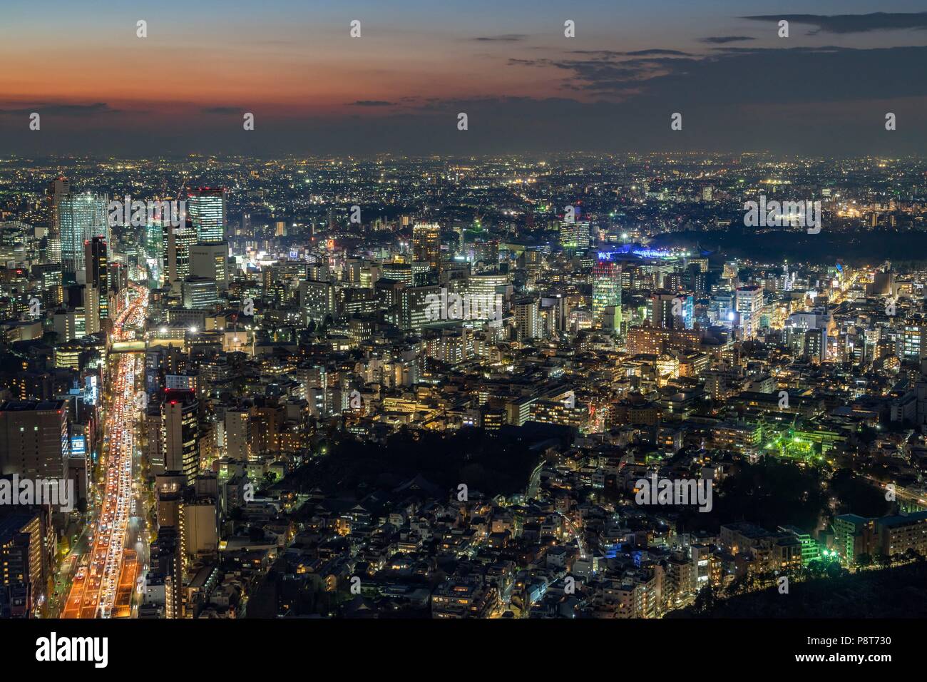 Japan: Tokio bei Nacht, von der Roppongi Hills Mori Tower gesehen. Foto vom 21. Dezember 2017. | Verwendung weltweit Stockfoto