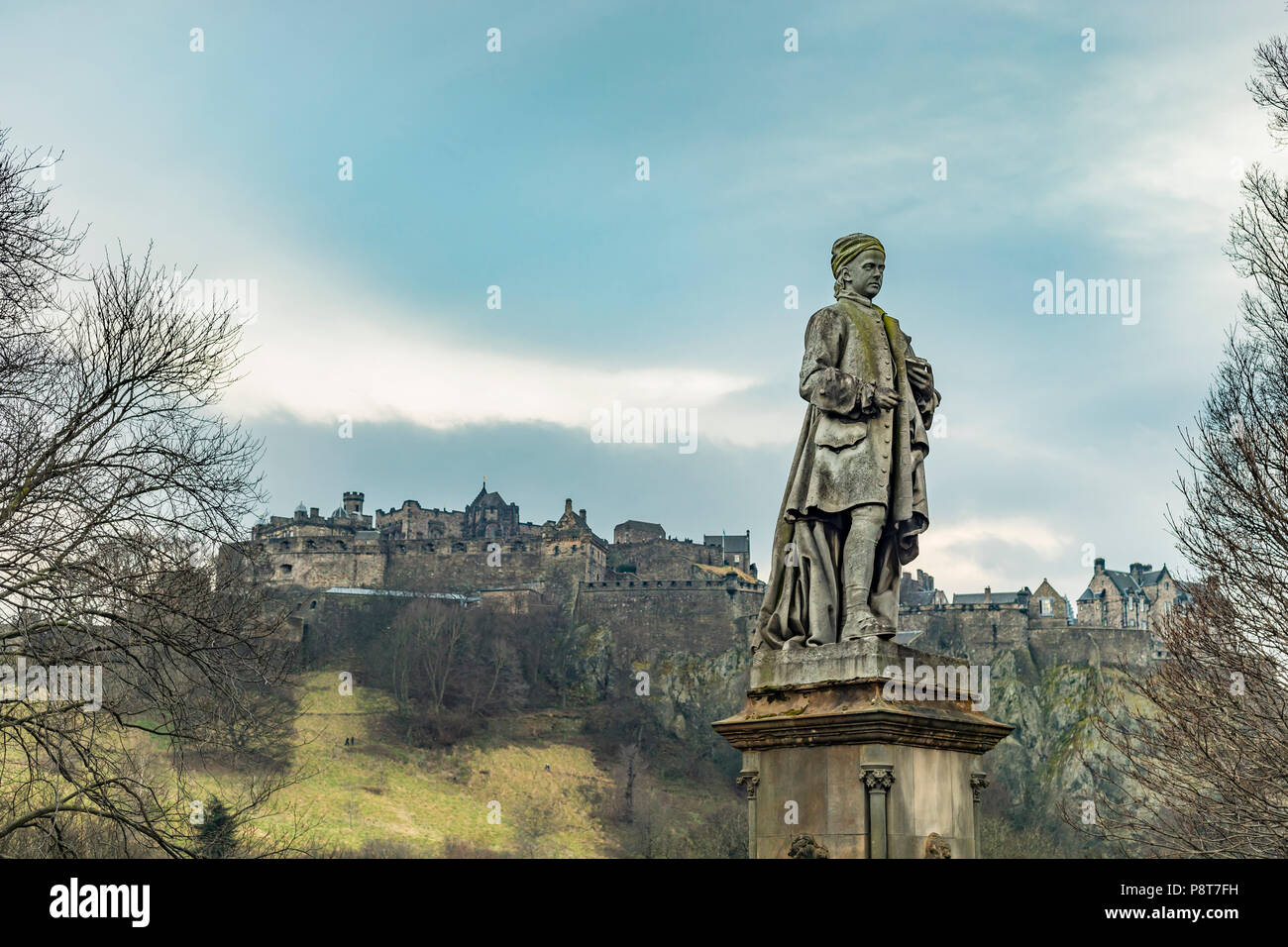 Edinburgh, Großbritannien, 13. Januar 2018: Die Statue von Allan Ramsay vor dem Schloss von Edinburgh in Schottland, Vereinigtes Königreich. Stockfoto