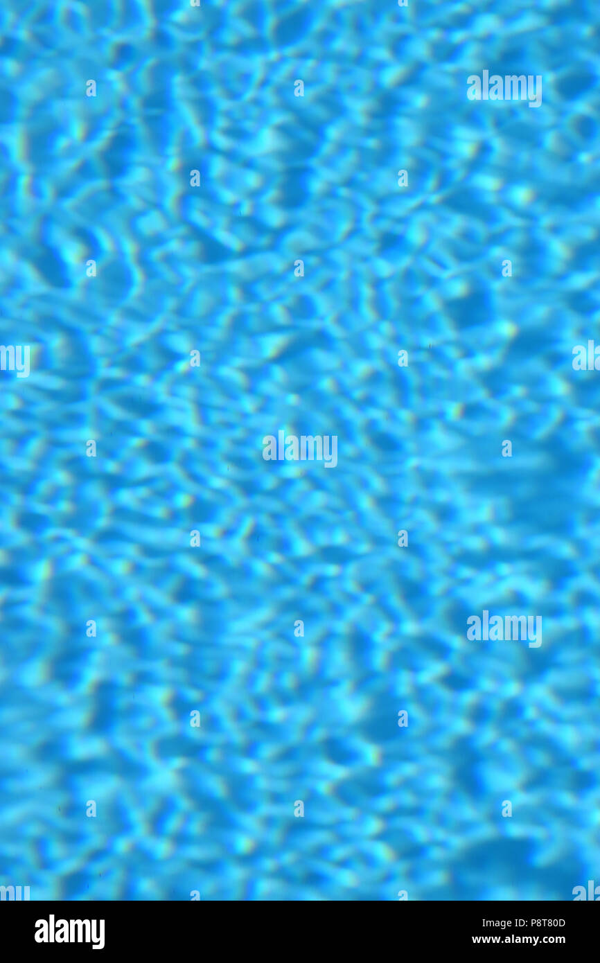 Diffuse Aussehen der Blau klares Wasser im Schwimmbad, unscharfes blaues Wasser Hintergrund Stockfoto