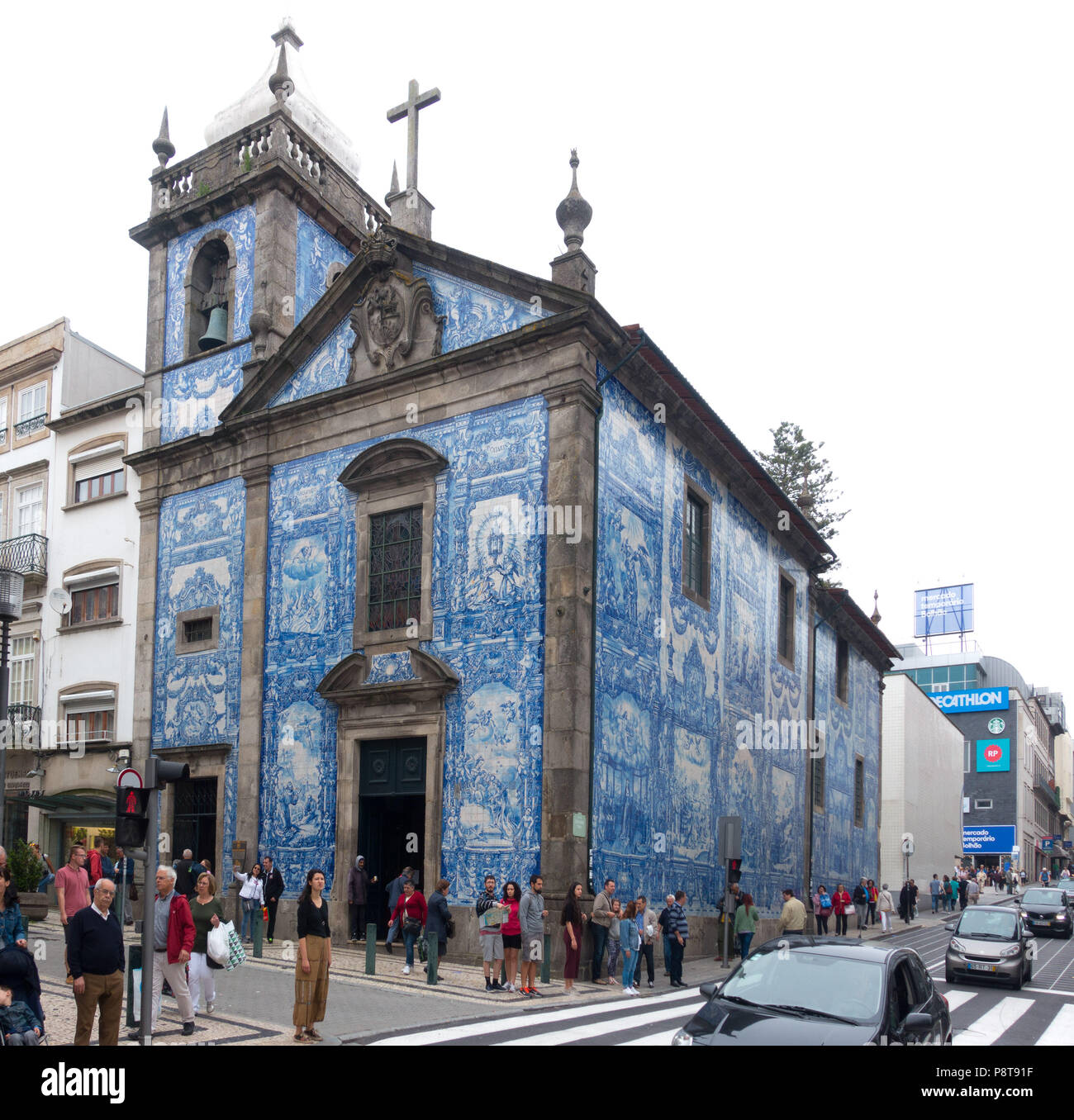 Kapelle der Seelen (Capela das Almas) in der Rua de Santa Catarina, einer der wichtigsten Einkaufsstraßen von Oporto, Portugal Stockfoto