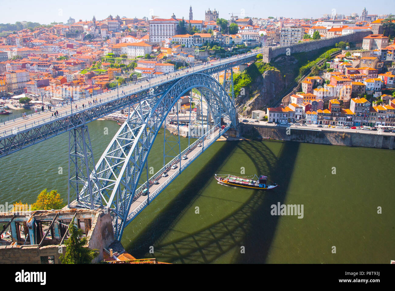 Die Dom Luis Brücke über den Fluss Douro, erbaut im Jahre 1886, und die Verknüpfung von Porto und Vila Nova de Gaia auf zwei Ebenen Stockfoto