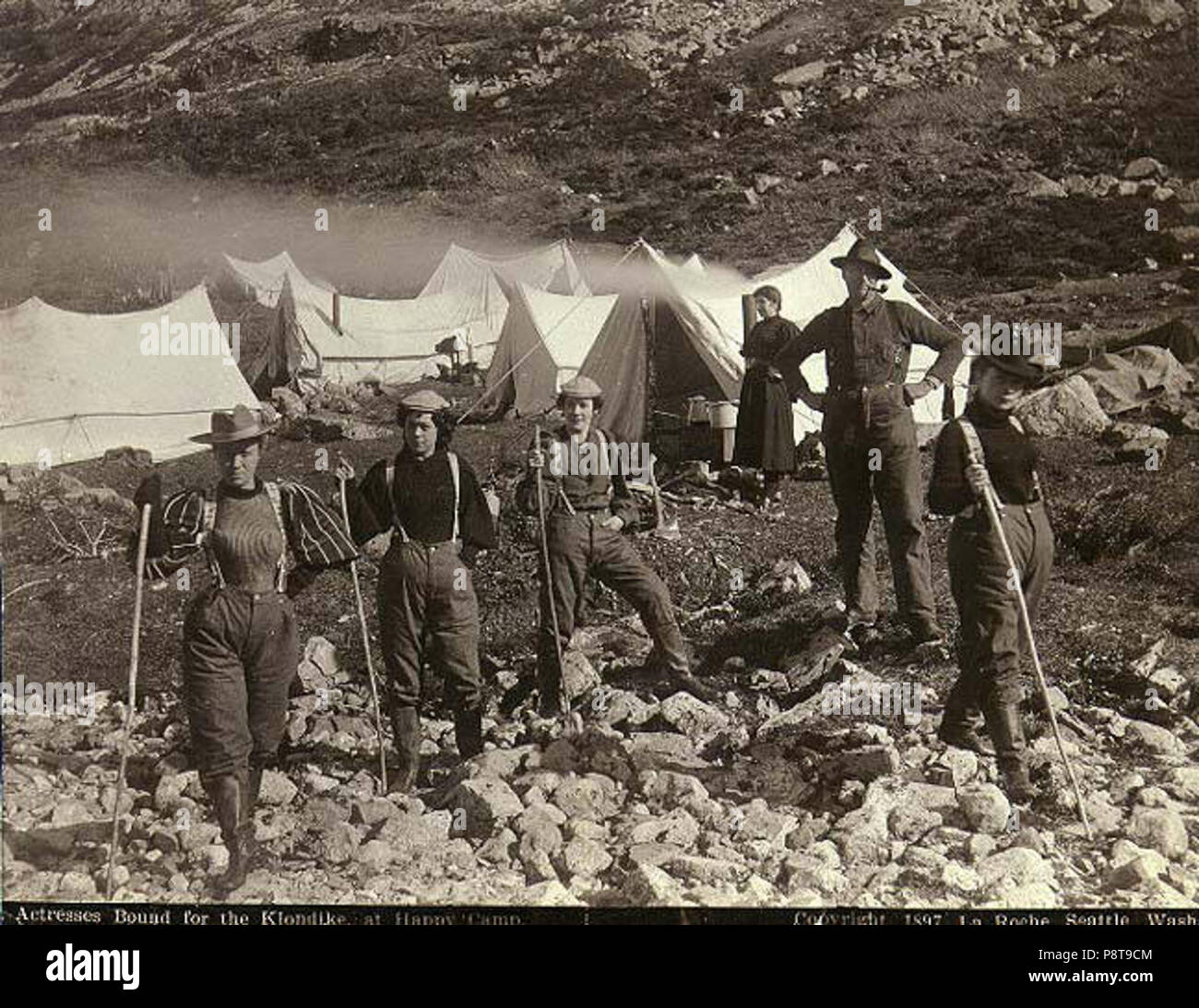 . 28 Schauspielerinnen auf dem Chilkoot Trail bei Happy Camp, British Columbia, 1897 (laroche 83) Stockfoto