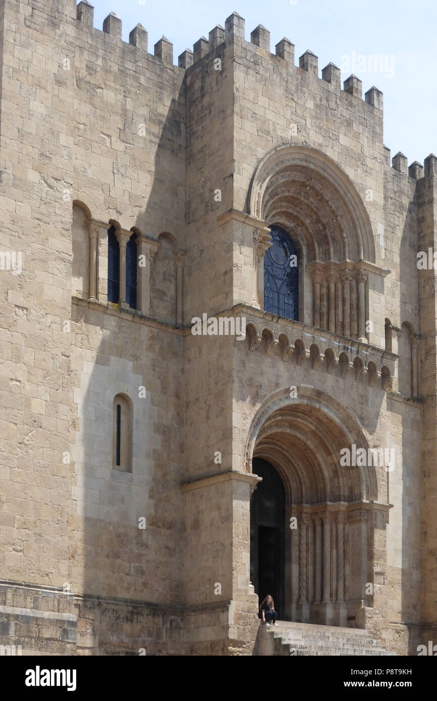 Die wichtigsten, Festung, Eingang zum alten romanischen Kathedrale (13. Jahrhundert), in Coimbra, Portugal Stockfoto