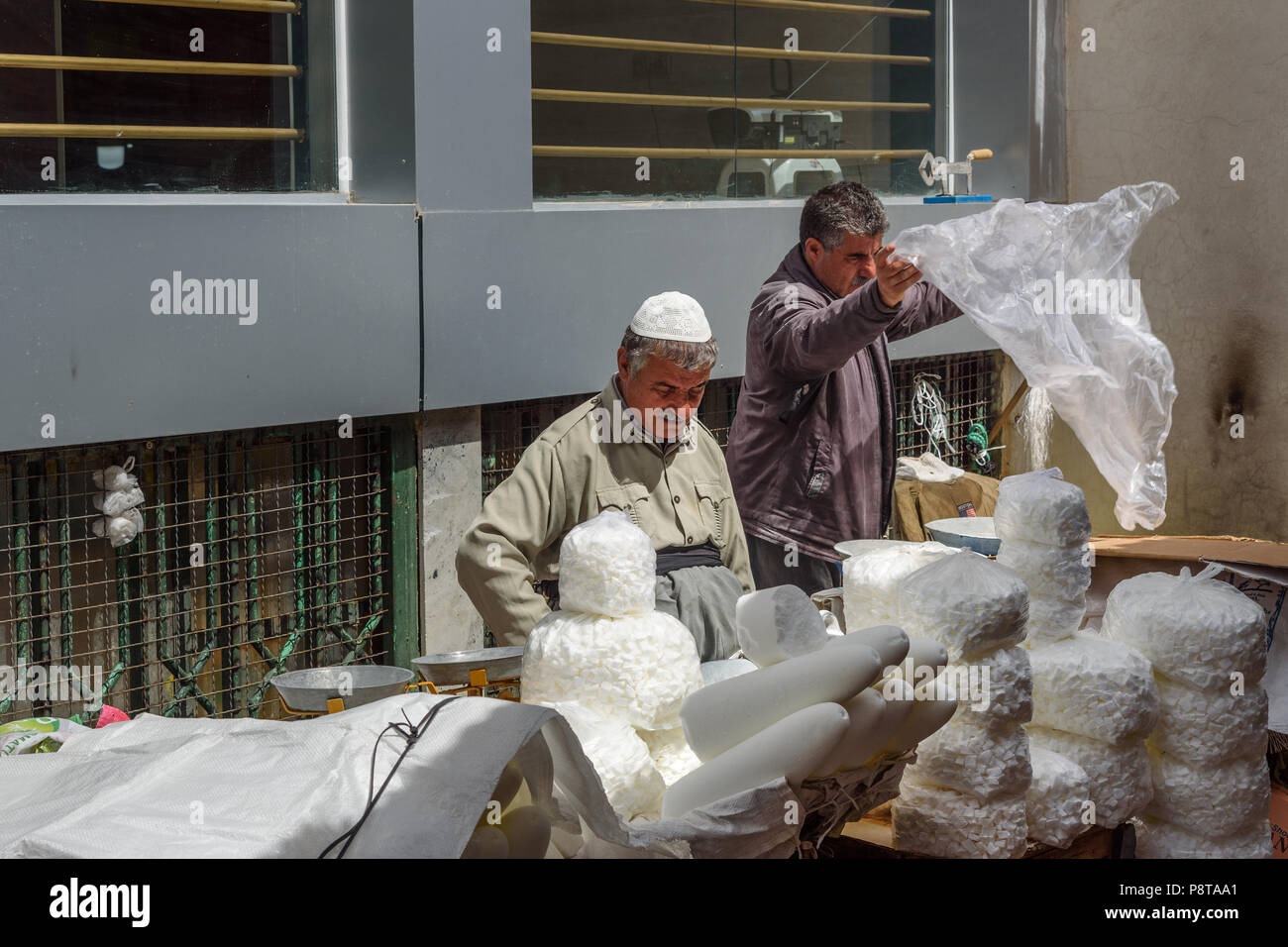 Sanandaj, Iran - 3. April 2018: Die iranischen Mann stürzt Zucker Kegel für Verkauf im Basar. Provinz Kurdistan Stockfoto