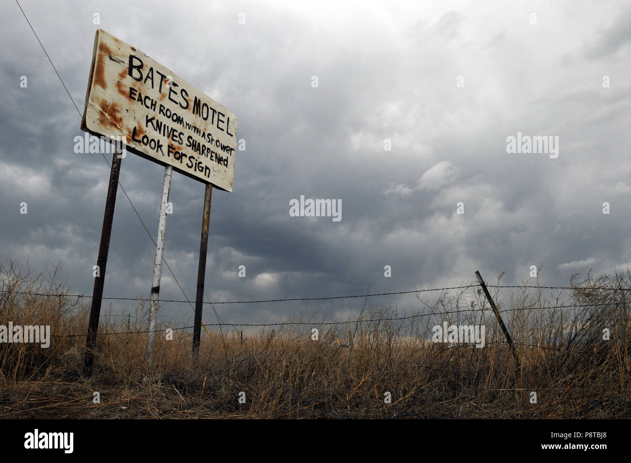 Die Wolken hängen über ein Schild in Amarillo, Texas Werbung das Bates Motel aus Psycho film Fame. Die parodie Zeichen ist ein Teil der Public Art Project. Stockfoto