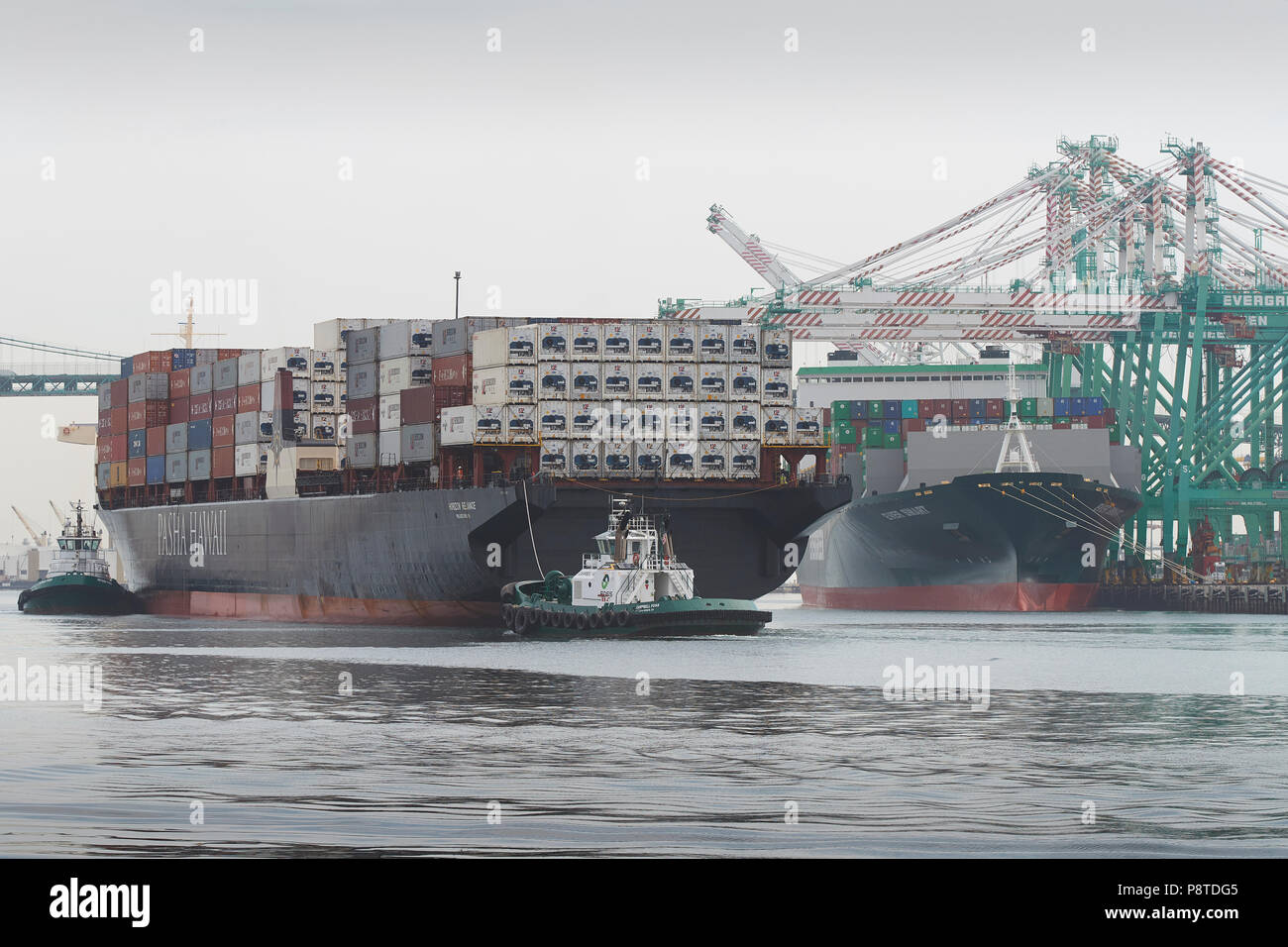 Foss Maritime Schleppschiffen unterstützen Die Vintage PASHA HAWAII, Containerschiff, HORIZON RELIENCE, In der wichtigste Kanal Los Angeles, Kalifornien, USA Stockfoto