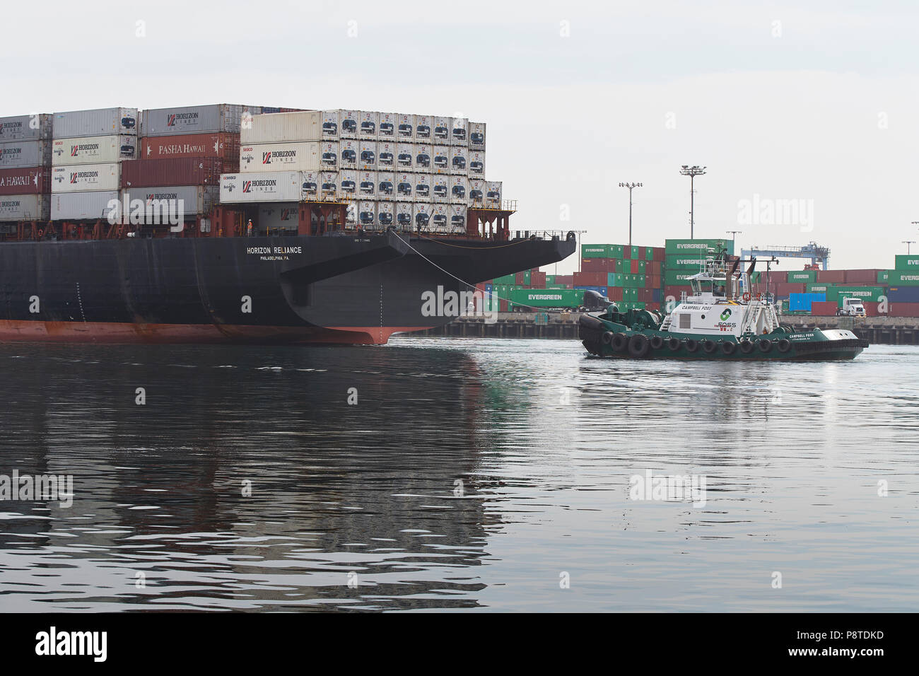Tugboat CAMPBELL FOSS unterstützt die Vintage PASHA HAWAII, Containerschiff, HORIZON RELIENCE, Eingabe der wichtigste Kanal in Los Angeles, Kalifornien, USA. Stockfoto