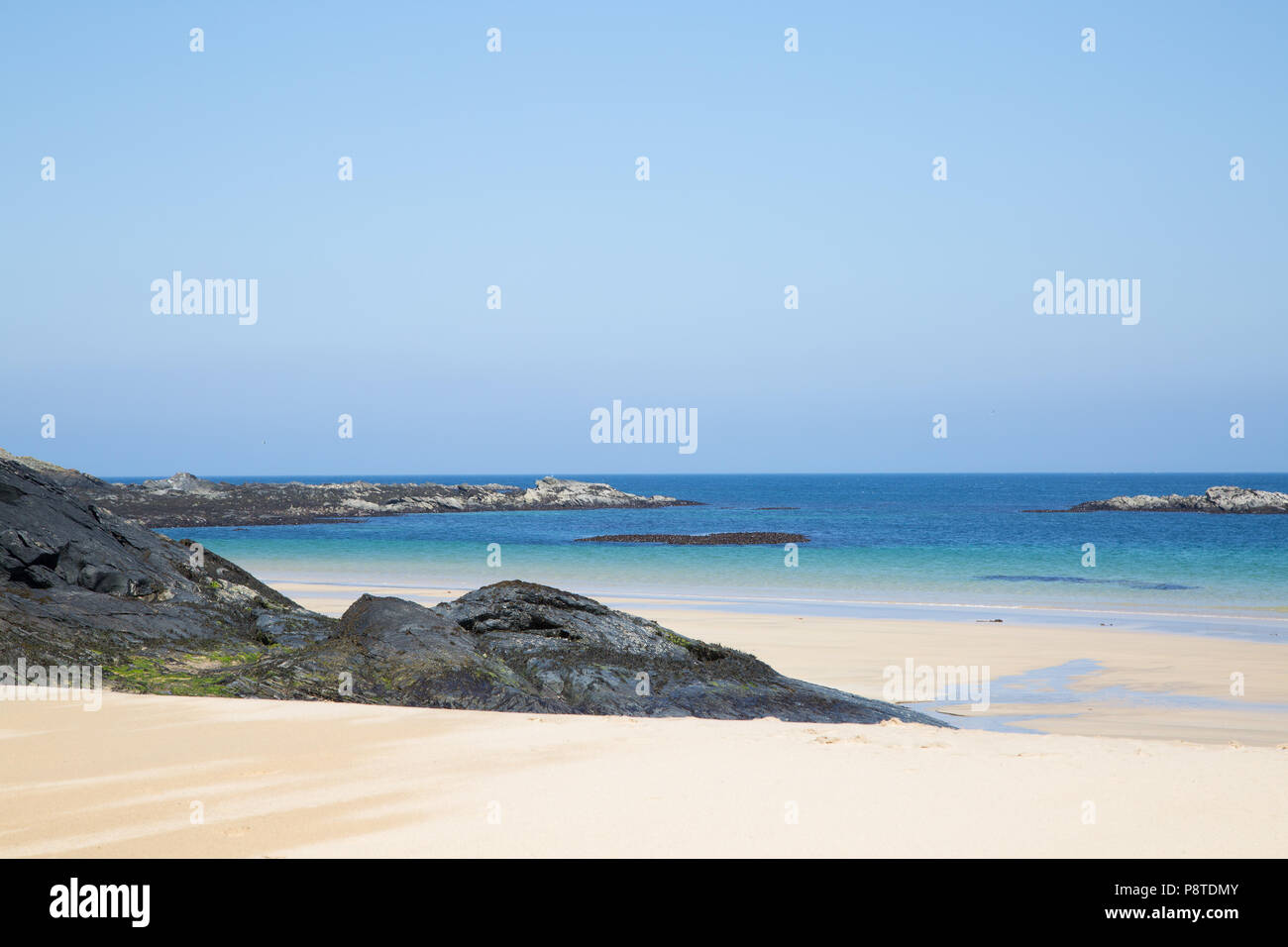 Wunderschöner leerer Sandstrand und blaues Meer, Colonsay, Argyll und Bute, Westküste Schottlands Stockfoto