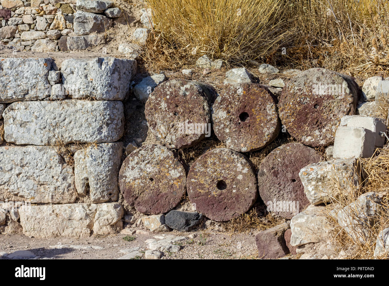 Antike Steinmetzarbeiten und runden das vulkangestein Ruinen und Reste, Santorini, Griechenland Stockfoto