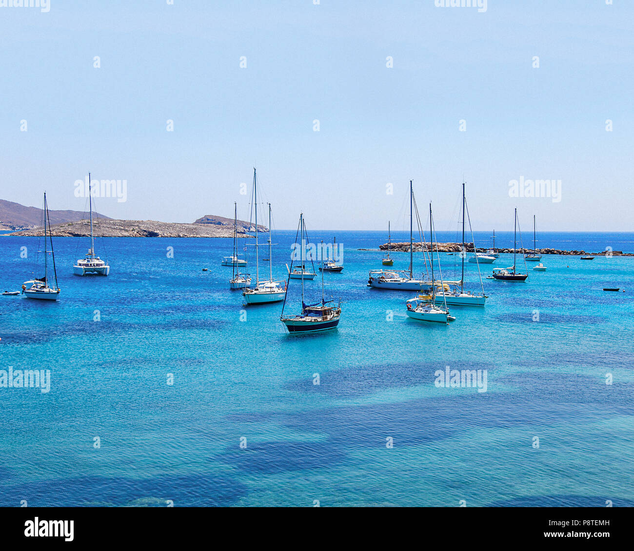 Boote in die Bucht von Finikas auf Syros Griechenland günstig. Stock Bild Stockfoto