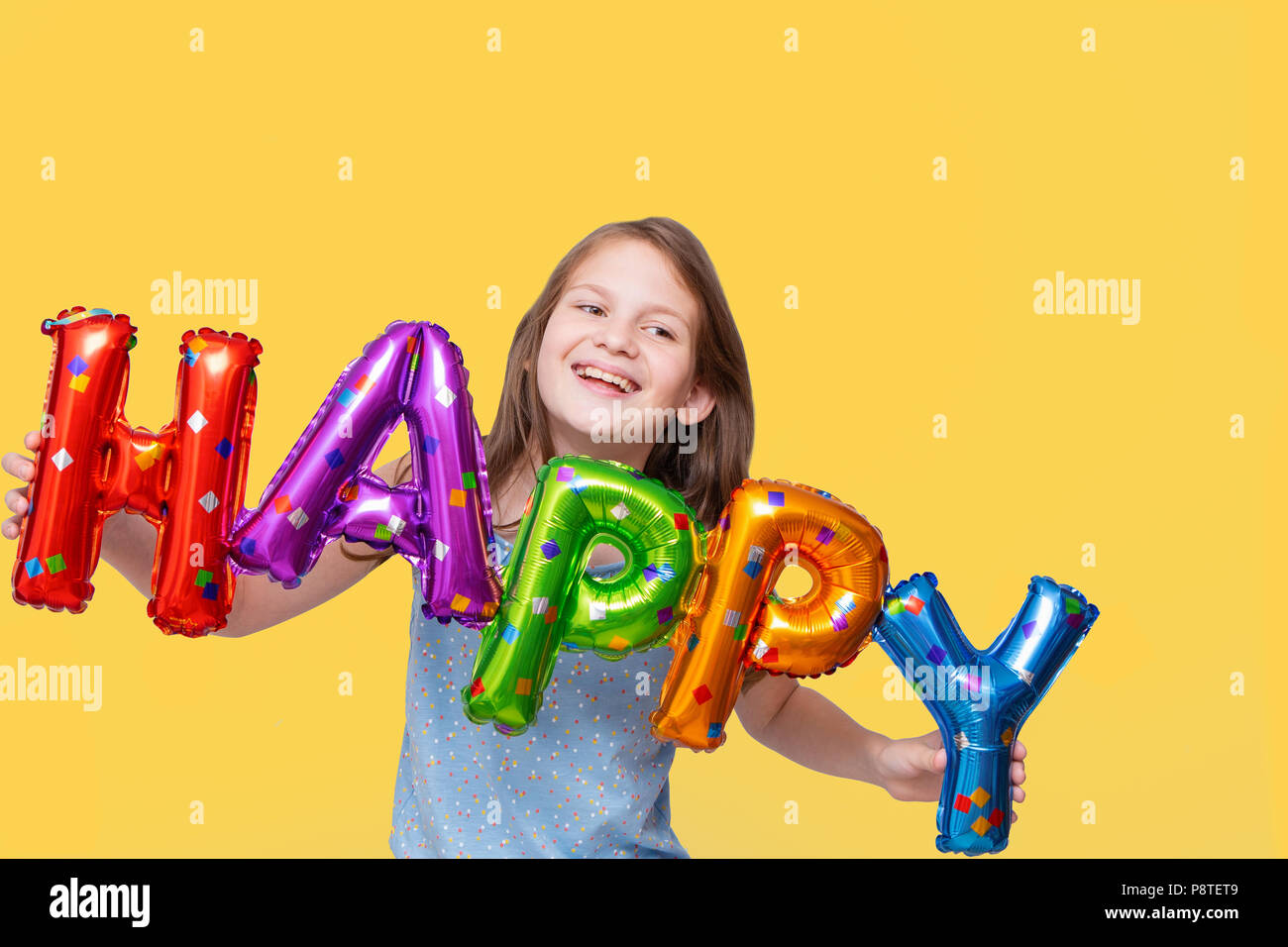Fröhliches Mädchen mit Luftballons geburtstag Buchstaben Stockfoto