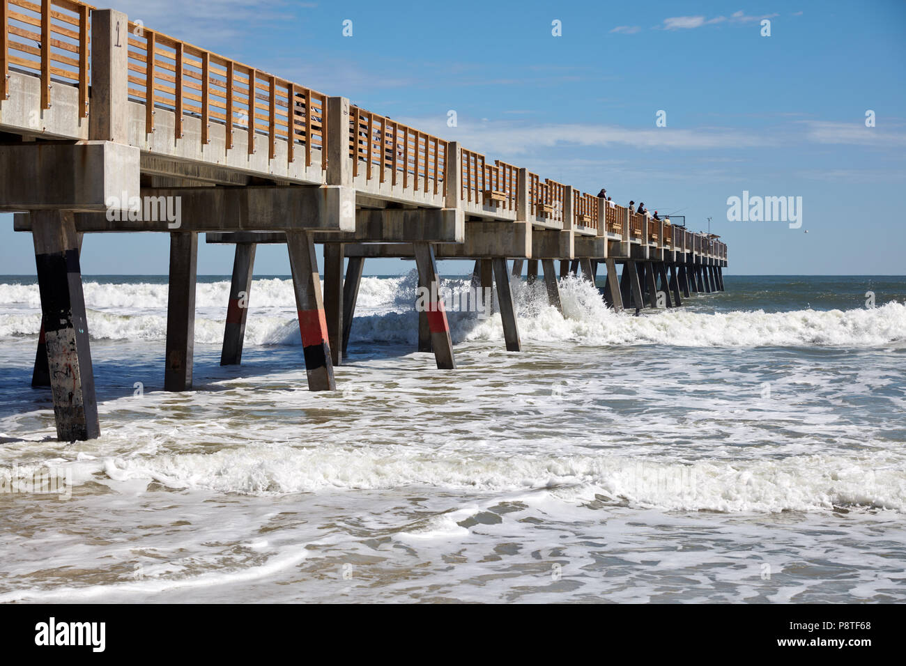 Große Wellen schlagen am Pier in Jacksonville Beach, Florida Stockfoto