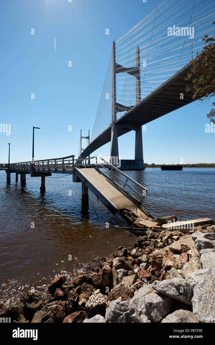 Hurrikan beschädigt Pier neben Dames Point Bridge, Jacksonville, Florida Stockfoto