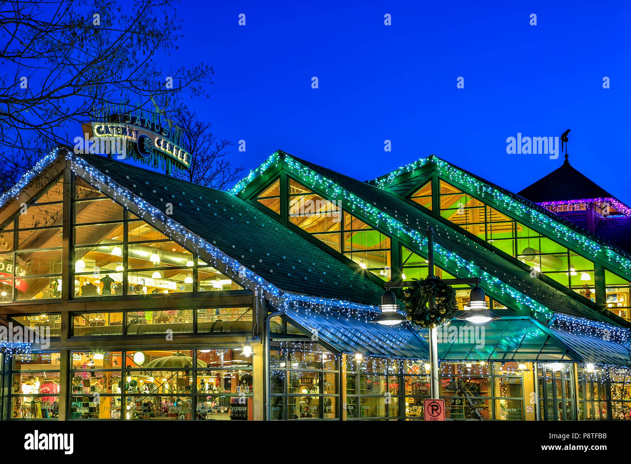 Gateway Center dekoriert mit Weihnachtsbeleuchtung für Denver Zoo Lichter, Zoo Denver, Denver, Colorado USA Stockfoto