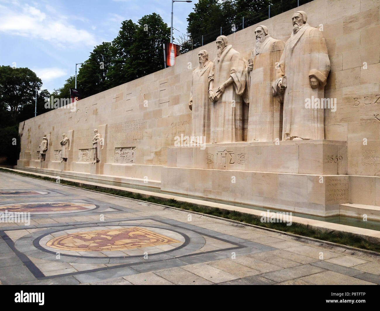 Genf, Schweiz - 28. Juni 2012: Reformation Wand im Parc Des Bastions, wurde  in alten Stadtmauern gebaut. Calvinistische denkmal Statuen sind William  Fahrpreis Stockfotografie - Alamy
