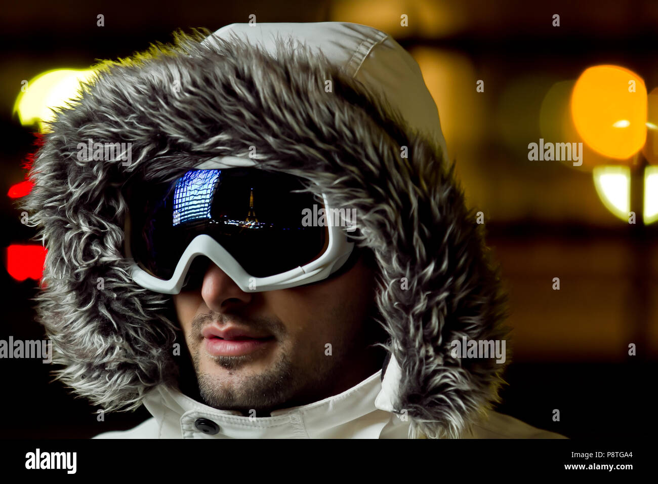 Junger Mann tragen Schneebrille Stockfoto