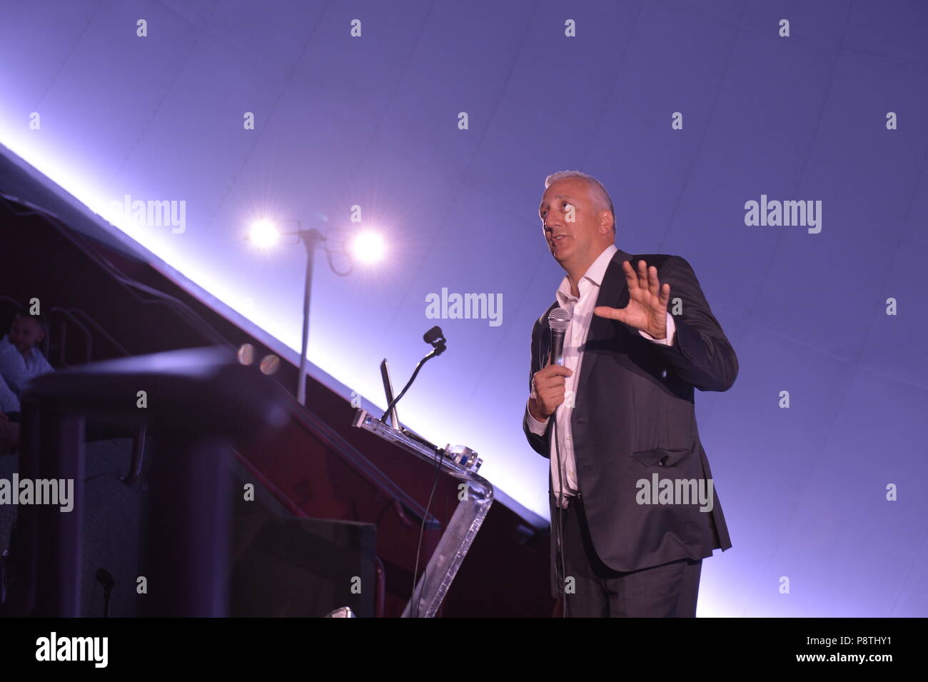 Garden City, New York, USA. Juni 21, 2018. Ehemalige NASA Space Shuttle Astronauten MIKE MASSIMINO, ein Long Island native, Gesten, als er auf dem Podium auf der Bühne während seiner freien Vortrag in der JetBlue Sky Theater Planetarium an der Wiege der Luftfahrt Museum steht. Stockfoto