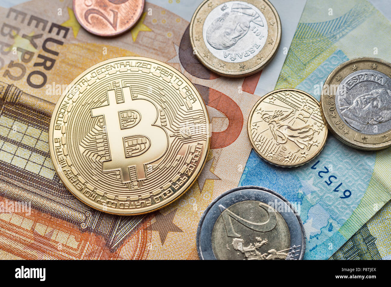 Calais, Frankreich - 17. Juni 2018: Bitcoin physischen Münze und Euro-münzen sitzen auf Euro-banknoten Stockfoto
