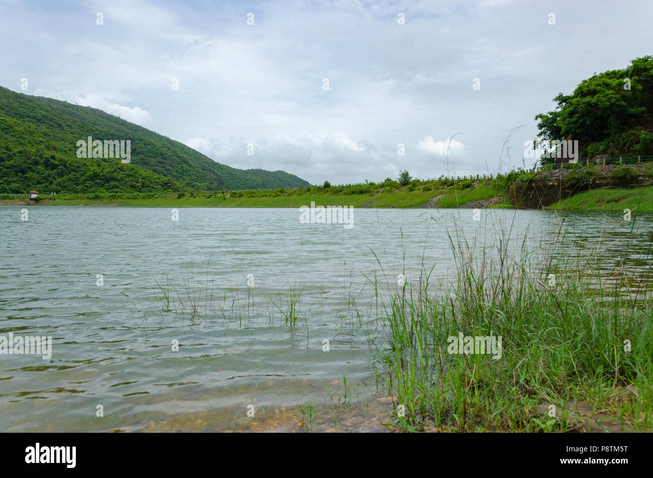 Malerischer Blick auf den einsamen Sarzora See in Salcete taluka von South Goa. Stockfoto