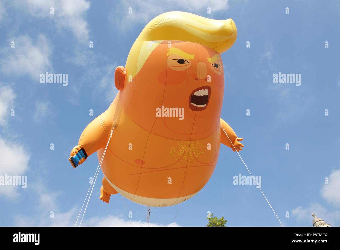 London, Großbritannien. 13. Juli 2018. Trump baby ballon Fliegen über Parliament Square, Westminster, London, im Protest der Präsident Donald Trump Besuch in Großbritannien. Der Ballon Kampagne erhöht fast 18.000 £ und die Erlaubnis für die Bürgermeister von London Sadiq Khan zu fliegen. Credit: Dimple Patel/Alamy leben Nachrichten Stockfoto