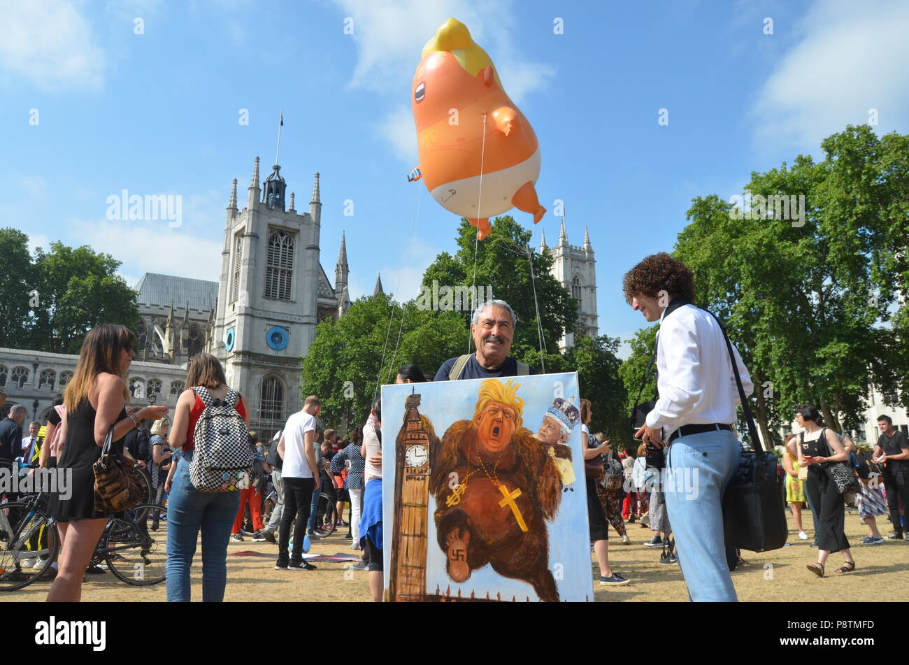 13. Juli 2018, Trumpf Baby Blimp fliegt über Parliament Square im Protest der Präsident des Trump Besuch in Großbritannien. Stockfoto
