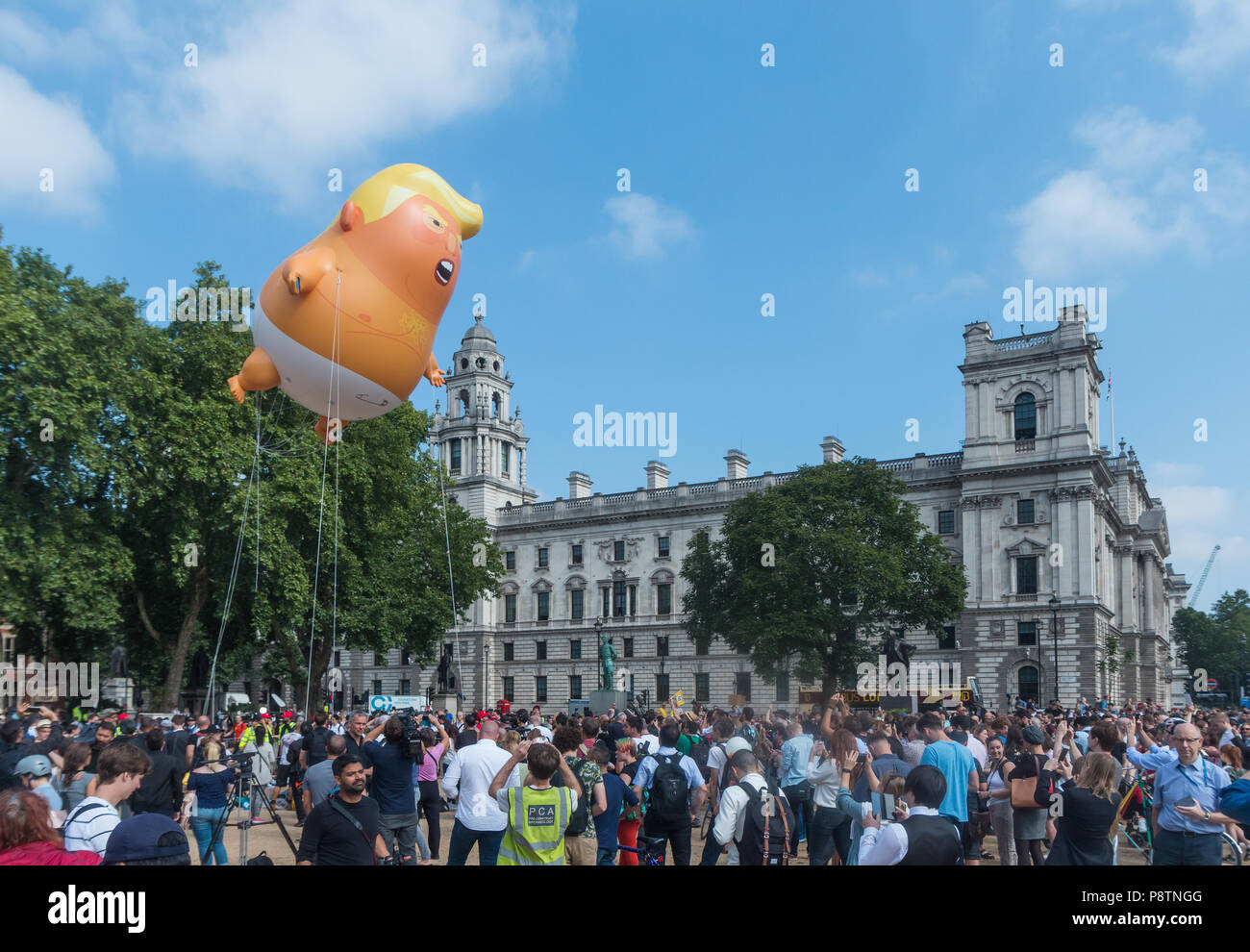 London, Großbritannien. 13. Juli 2018. Baby Trump blimp schwebt über Parliament Square Credit: Zefrog/Alamy leben Nachrichten Stockfoto