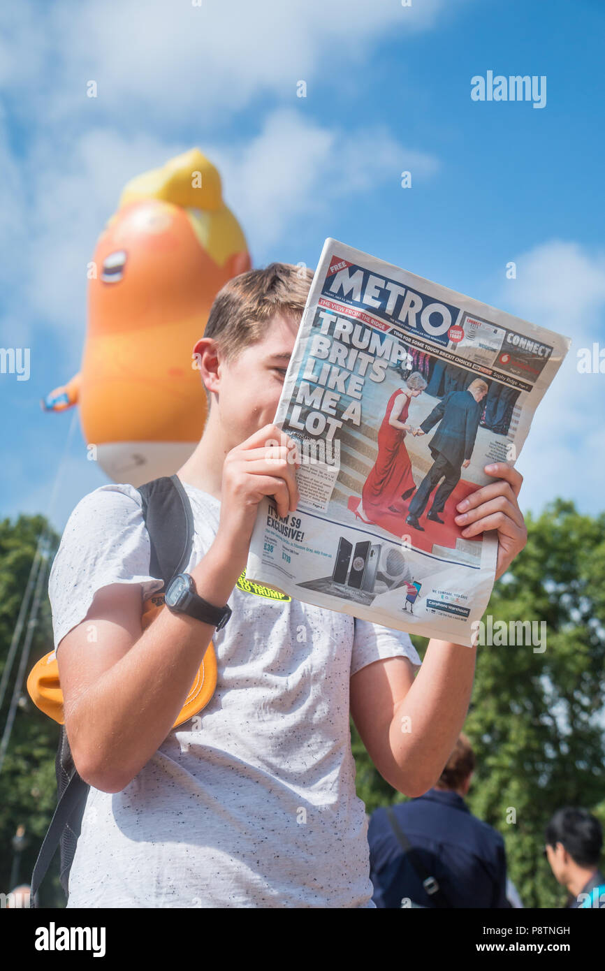 London, Großbritannien. 13. Juli 2018. Baby Trump blimp schwebt über Parliament Square Credit: Zefrog/Alamy leben Nachrichten Stockfoto