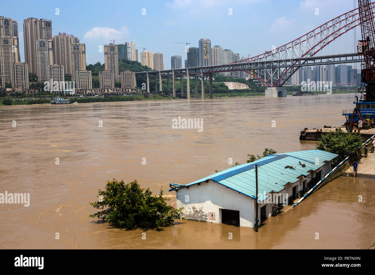 Chongqing, Chongqing, China, 13. Juli 2018. Unter dem Einfluss von heftigen Regenfällen und Zuflüsse, die Yangtze, Jialing und Fujiang Fluss offensichtlich Wasser steigende Prozess haben. Credit: Costfoto/Alamy leben Nachrichten Stockfoto