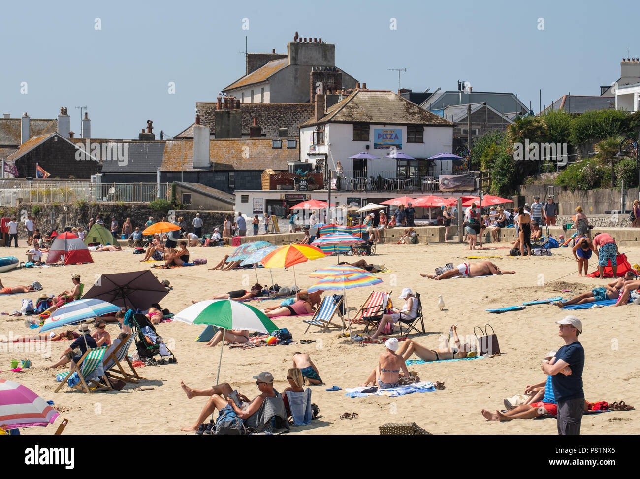 Lyme Regis, Dorset, Großbritannien. 13. Juli 2018. UK Wetter: Ein weiterer Tag der glühend heiße Sonne und blauem Himmel in der Küstenstadt Lyme Regis. Besucher und Einheimische genießen Sie den warmen Sonnenschein vor der beschäftigten Wochenende, als Sonnenanbeter scharen sich um den Strand wieder als die Hitzewelle wird in einem anderen glorreichen Wochenende fortzusetzen. Credit: DWR/Alamy Leben Nachrichten. Stockfoto