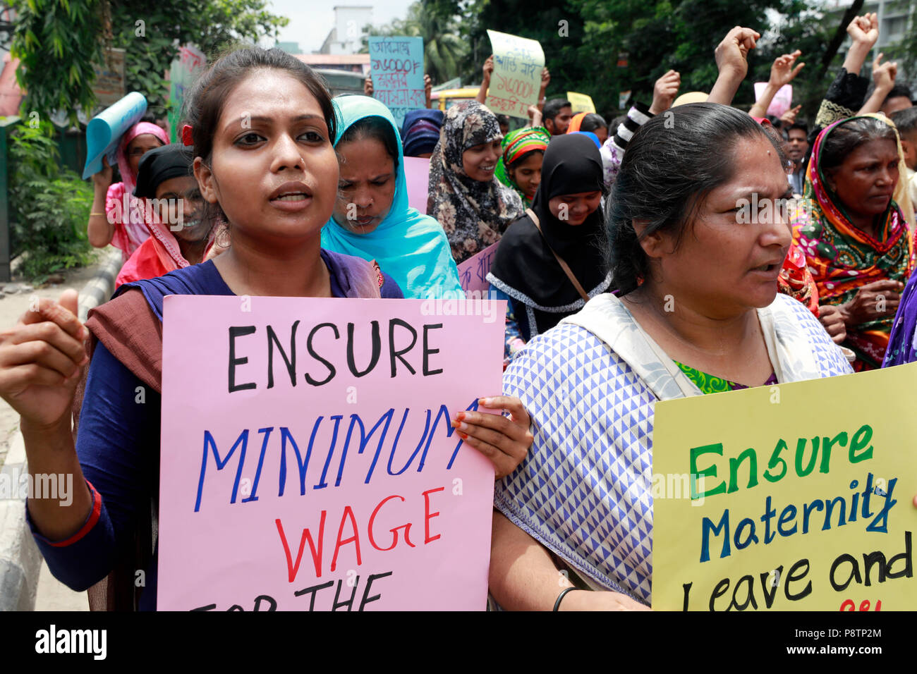 Dhaka, Bangladesch - Juli 13, 2018: Bangladesch Textilarbeiter Form eine Kundgebung vor dem National Press Club am Freitag anspruchsvolle BDT 16.000 als der monatliche Mindestlohn. Stockfoto