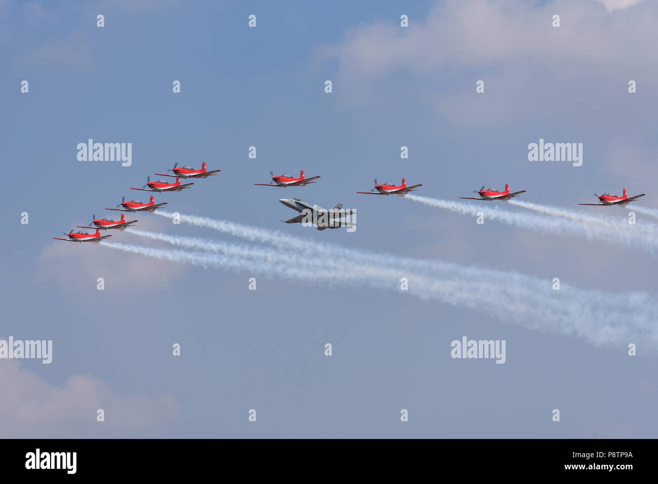 Swiss Air Force PC-7 Team und F-18 Fighter Jet plane im Royal International Air Tattoo, RIAT 2018, RAF Fairford. Stockfoto